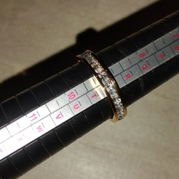 Beautiful‎ ring size 9 - Picture 1 of 3